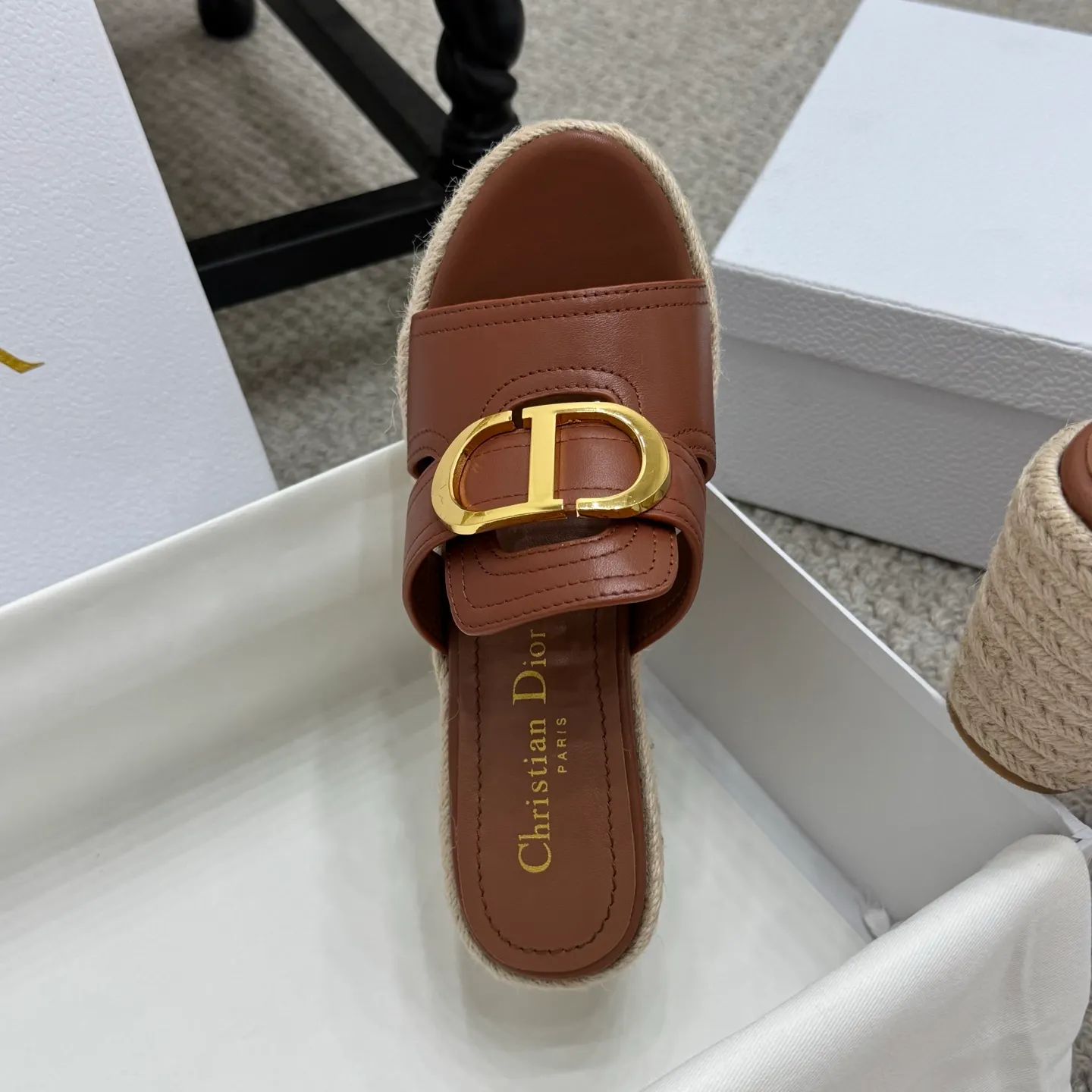 👟👟Ex-factory price 520👟👟 Increased height version✅🇨🇳 🇨🇳Dior 25ss summer high version new sandals. Simple and super versatile. Perfect and luxurious on the feet, can be matched with any spring and summer clothes. The foot feels even more comfortable! The material is a perfect replica of the original. Original disassembly and molding. ✅❶Material: original customized cowhide ✅❷Inner: original customized sheepskin ✅❸Foot: original customized sheepskin ✅❹Outsole: original woven wedge outsole ✅❺Heel height: 9.5cm ✅❻Packaging: original full set of packaging ✅❼Number: 35-41